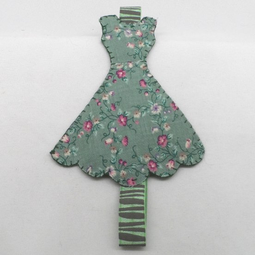 N°24  marque page robe en  tissu  à motifs  fleurs  fond  feutrine et élastique vert