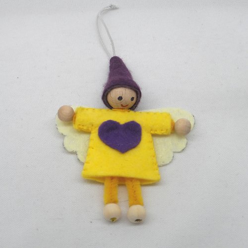 N°35 ange lutin  en feutrine jaune cœur et chapeau violet ailes écru pour décorer