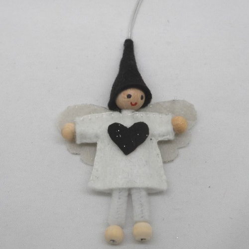 N°35 ange lutin  en feutrine blanche  cœur et chapeau noir  ailes écru pour décorer