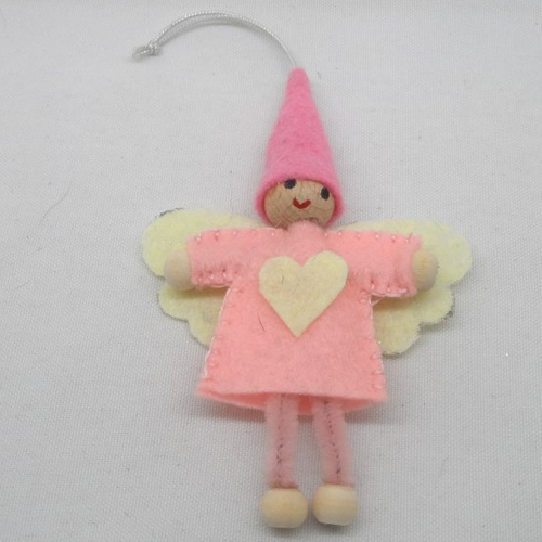 N°35 ange lutin  en feutrine rose   chapeau ailes et   cœur écru pour décorer