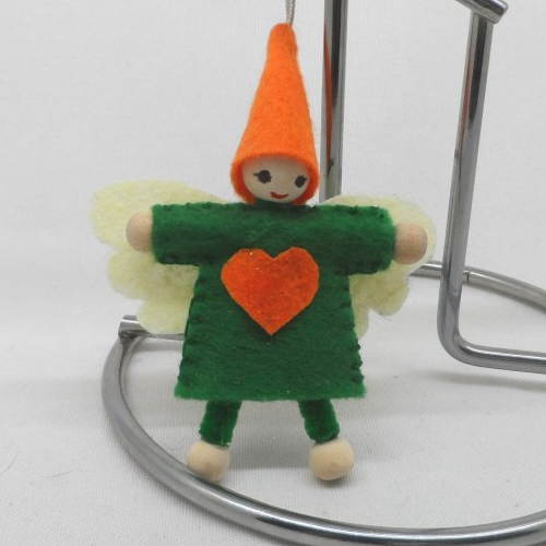 N°35 ange lutin  en feutrine vert cœur et chapeau  orange ailes écru pour décorer