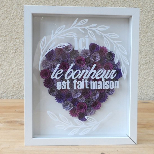 N°113 cadre  blanc 3d citation "ici le bonheur est fait maison"  avec des fleurs en papier violet