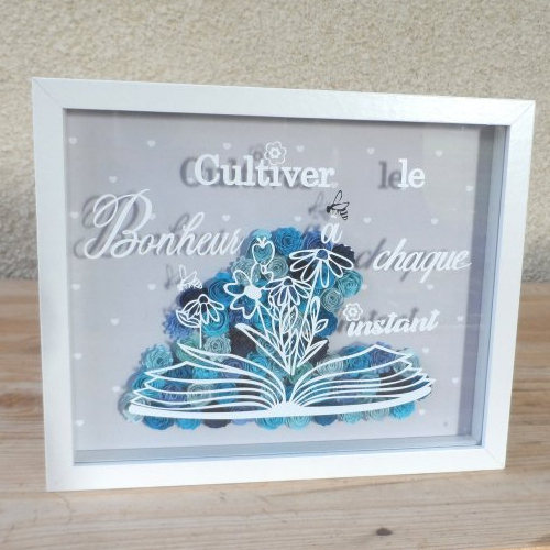 N°117 cadre blanc 3d citation "cultiver le bonheur à chaque instant"  avec des fleurs en papier bleu