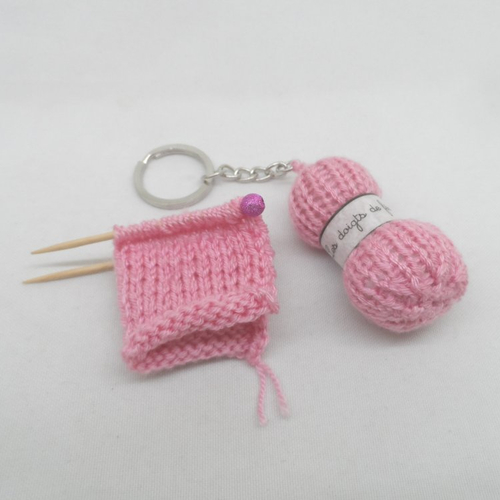 N°3 bis  porte clés pelote de laine et broche tricot étiquette les doigts de fée  en laine rose n°1