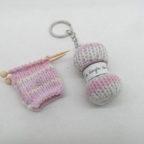 N°3 bis  porte clés pelote de laine et broche tricot étiquette les doigts de fée  en laine n°2