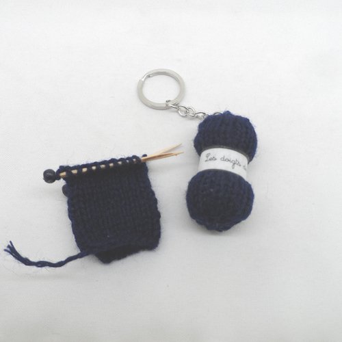 N°3 bis  porte clés pelote de laine et broche tricot étiquette les doigts de fée  en laine n°3