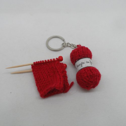 N°3 bis  porte clés pelote de laine et broche tricot étiquette les doigts de fée  en laine n°4