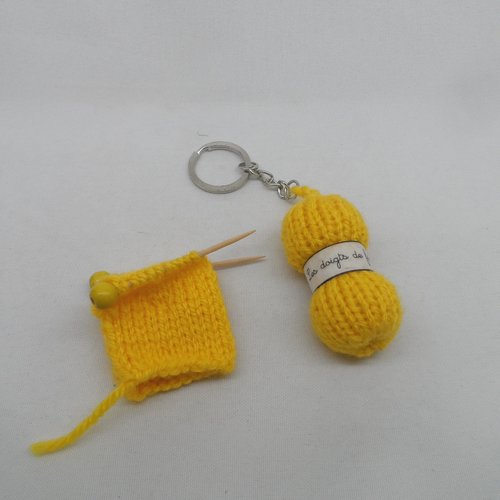 N°3 bis  porte clés pelote de laine et broche tricot étiquette les doigts de fée  en laine n°5