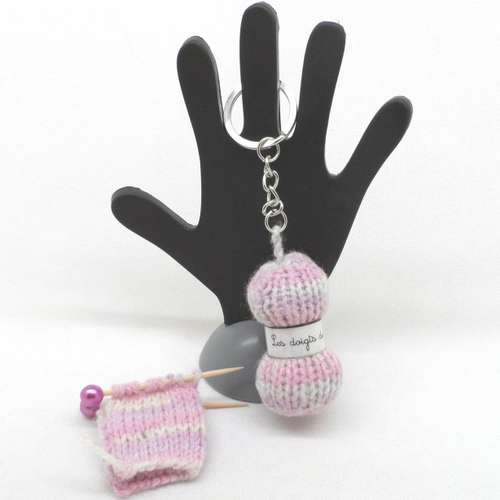N°3 bis  porte clés pelote de laine et broche tricot étiquette les doigts de fée  en laine n°6