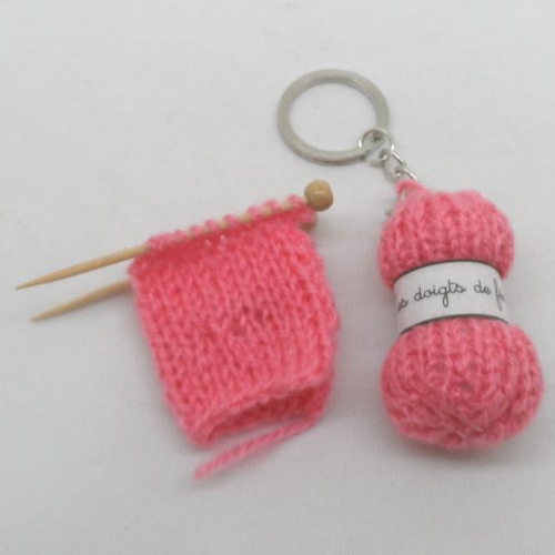 N°3 bis  porte clés pelote de laine et broche tricot étiquette les doigts de fée  en laine n°9