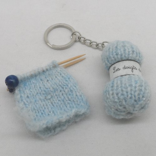 N°3 bis  porte clés pelote de laine et broche tricot étiquette les doigts de fée  en laine n°8