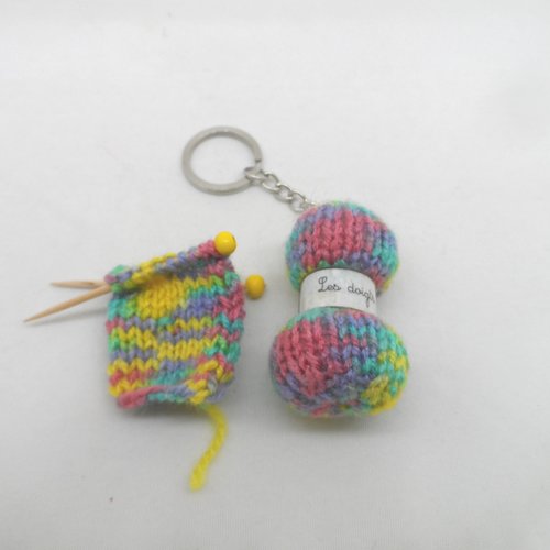 N°3 bis  porte clés pelote de laine et broche tricot étiquette les doigts de fée  en laine n°10