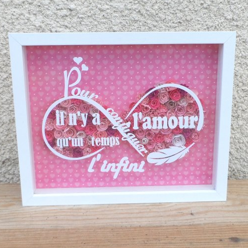 N°126 cadre  blanc  3d citation "pour conjuguer l'amour il n'y a qu'un temps l'infini"  avec des fleurs en papier