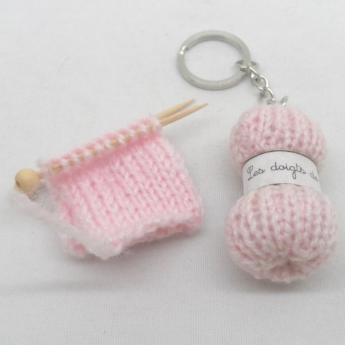 N°3 bis  porte clés pelote de laine et broche tricot étiquette les doigts de fée  en laine n°18