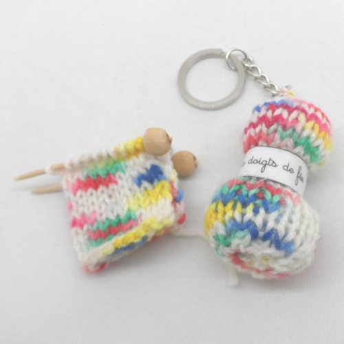 N°3 bis  porte clés pelote de laine et broche tricot étiquette les doigts de fée  en laine n°28