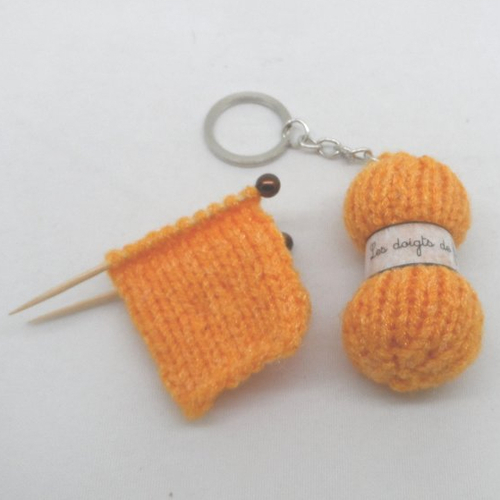 N°3 bis  porte clés pelote de laine et broche tricot étiquette les doigts de fée  en laine n°21