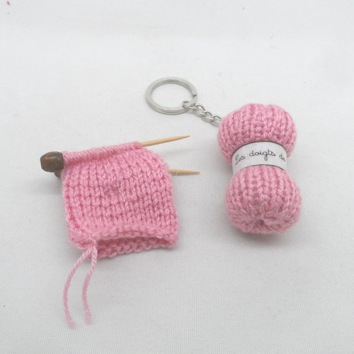 N°3 bis  porte clés pelote de laine et broche tricot étiquette les doigts de fée  en laine n°29
