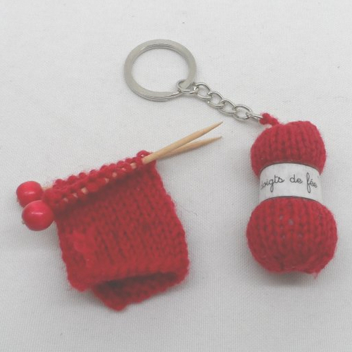 N°3 bis  porte clés pelote de laine et broche tricot étiquette les doigts de fée  en laine n°22