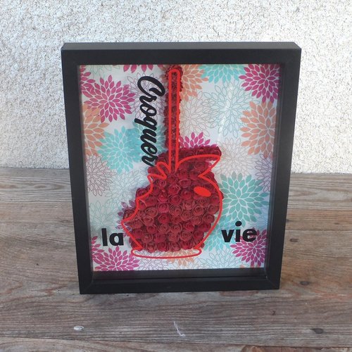 N°141 cadre noir 3d citation "croquer la vie"  avec des fleurs en papier rouge