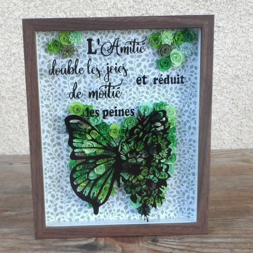 N°143 cadre  bois foncé  3d citation "l'amité double les joies et réduit de moitié les peines"  avec des fleurs en papier