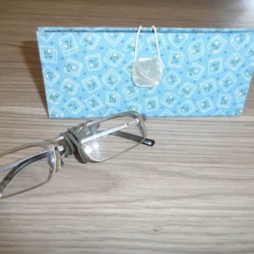 N°39 étui à lunettes façon "toblerone" en carton épais et tissu couleur bleu à fleurs blanches