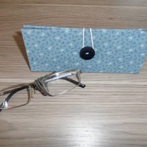 N°39 étui à lunettes façon "toblerone" en carton épais et tissu couleur bleu bouton élastique blanc