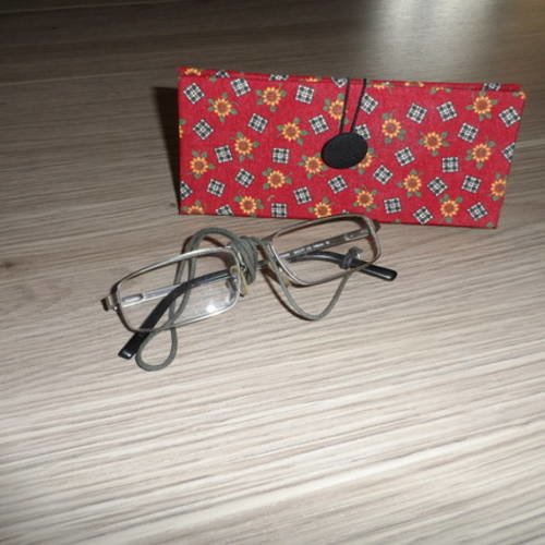 N°39 étui à lunettes façon "toblerone" en carton épais et tissu fond rouge tournesol bouton élastique noir