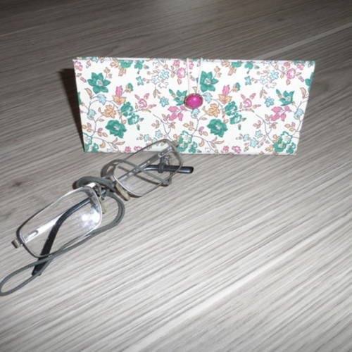 N°39 étui à lunettes façon "toblerone" en carton épais  tissu fond crème à fleurs bouton rose cerclé de doré élastique