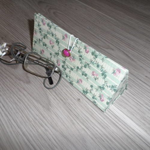 N°39 étui à lunettes façon "toblerone" en carton épais  tissu fond vert rayé blanc à fleurs roses bouton rose