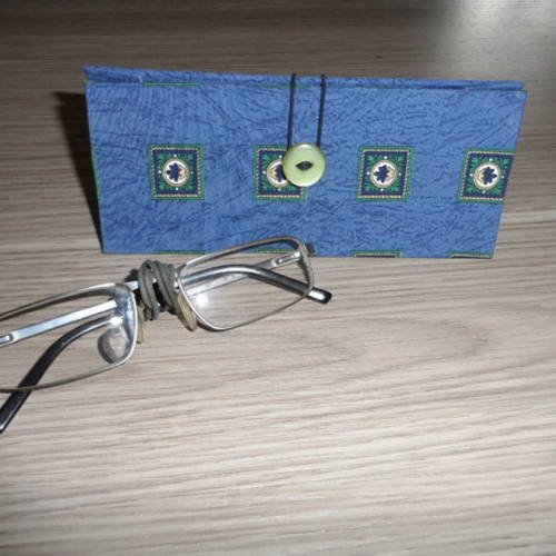 N°39 étui à lunettes façon "toblerone" en carton épais  tissu intérieur vert  bouton rond vert