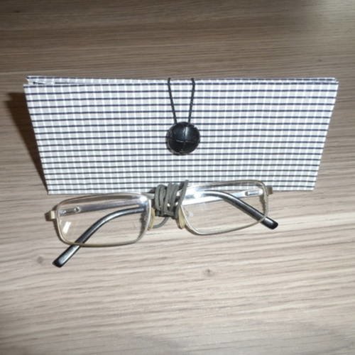 N°39 étui à lunettes façon "toblerone" en carton épais  tissu intérieur gris bouton rond noir