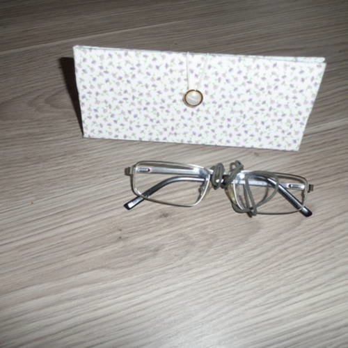 N°39 étui à lunettes façon "toblerone" en carton épais  tissu intérieur uni mauve extérieur fond blanc à fleurs mauve
