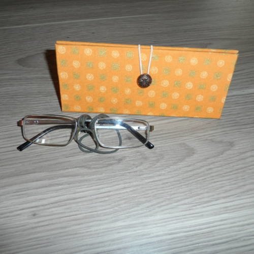 N°39 étui à lunettes façon "toblerone" en carton épais  tissu intérieur uni orange  extérieur fond orange motif or et blanc