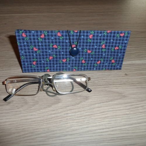 N°39 étui à lunettes façon "toblerone" en carton épais  tissu intérieur uni bleu  extérieur vichy bleu et noir coeur