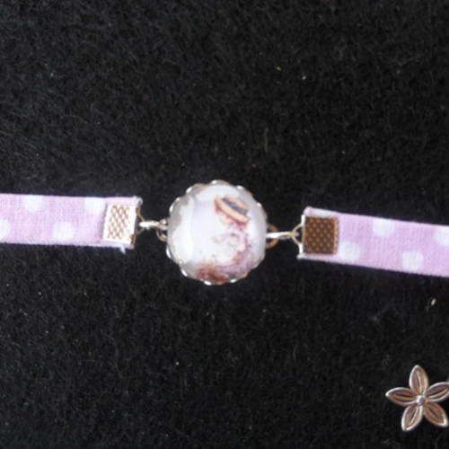N°80 bracelet enfant cabochon 16 mm sarah kay  tissu pois blanc fond mauve  breloque fleur 
