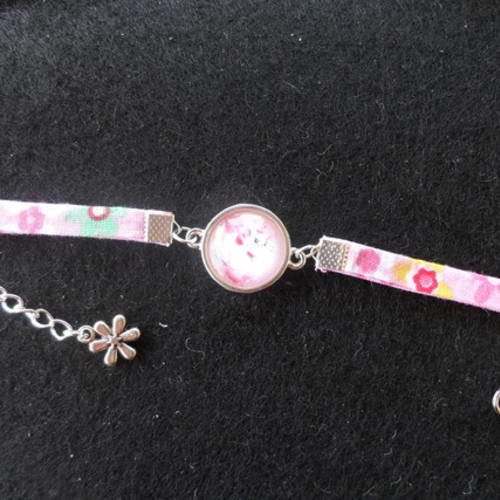 N°80 bracelet enfant cabochon 16 mm chat blanc tissu fleuri fond rose 