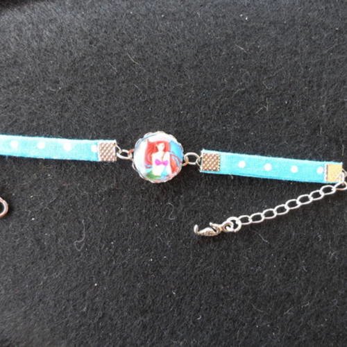 N°80 bracelet enfant cabochon 16 mm sirène  tissu pois blanc  fond bleu 