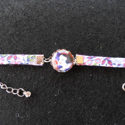 N°80 bracelet enfant cabochon 16 mm princesse tissu fleuri mauve rose fond blanc 