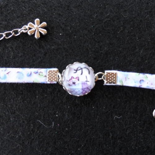 N°80 bracelet enfant cabochon 16 mm chats siamois tissu fleuri bleu mauve fond blanc 