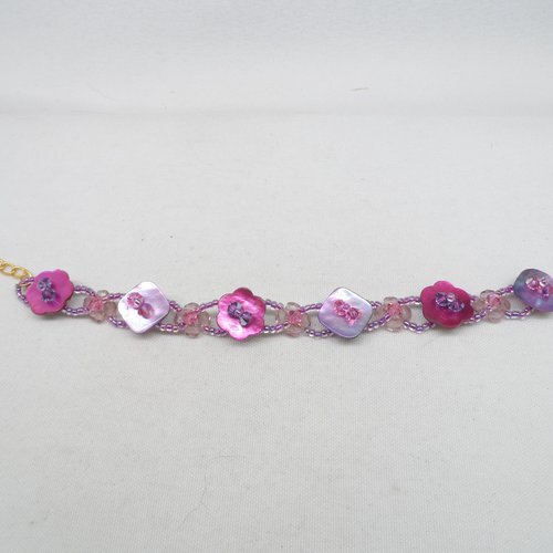 N°88 bracelet  en perle facette, rocailles, cristal de swarovski et boutons nacrés violet et fuchsia n°1