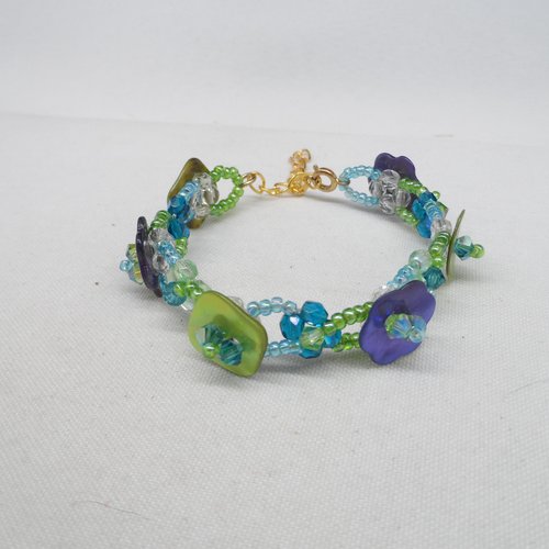 N°88 bracelet  en perle facette, rocailles, cristal de swarovski et boutons nacrés bleu et vert n°3