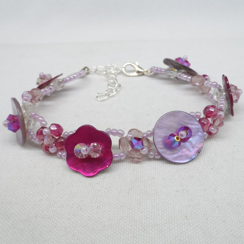 N°88 bracelet  en perle facette, rocailles, cristal de swarovski et boutons nacrés violet et mauve n°4