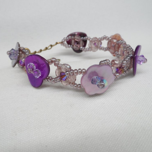 N°88 bracelet  en perle facette, rocailles, cristal de swarovski et boutons nacrés violet mauve clair n°5