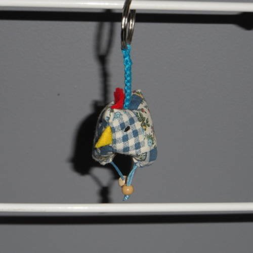 N°41 porte clés cocotte berlingot à motif  blanc bleu 