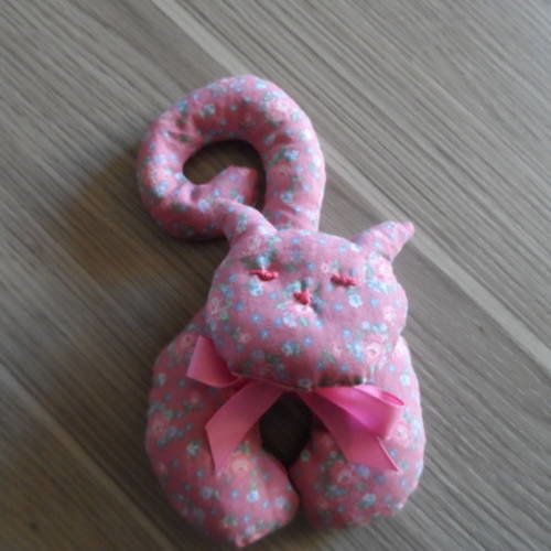 N°44 sachet chat perché    en tissu ton rose  nœud rose  diffuseur de lavande pour armoire ou autre