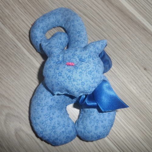 N°44 sachet senteur chat perché   nœud  en satin bleu tissu fond bleu à fleurs bleu diffuseur de lavande pour armoire ou autre
