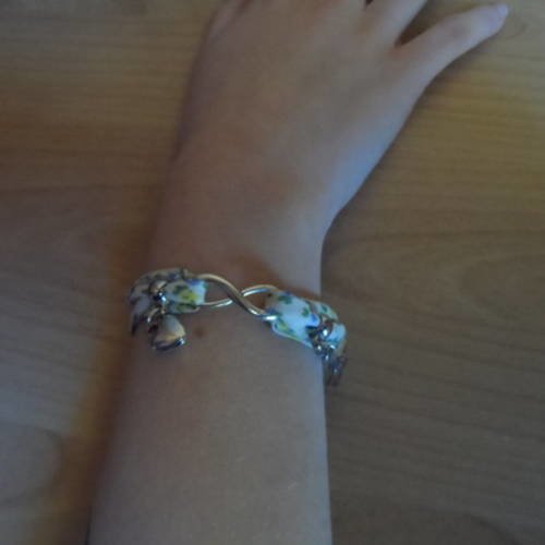 N°81 bracelet  en tissu coton fond blanc à fleurs jaunes et bleu  et breloques étoile cœur n°13