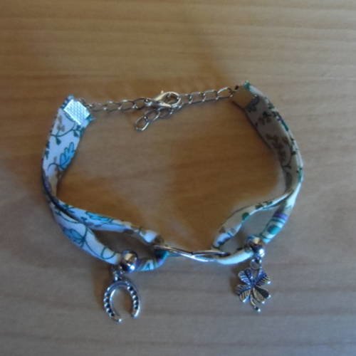 N°81 bracelet  en tissu coton fond blanc à motifs feuilles   et breloques trèfle et fer à cheval n°12
