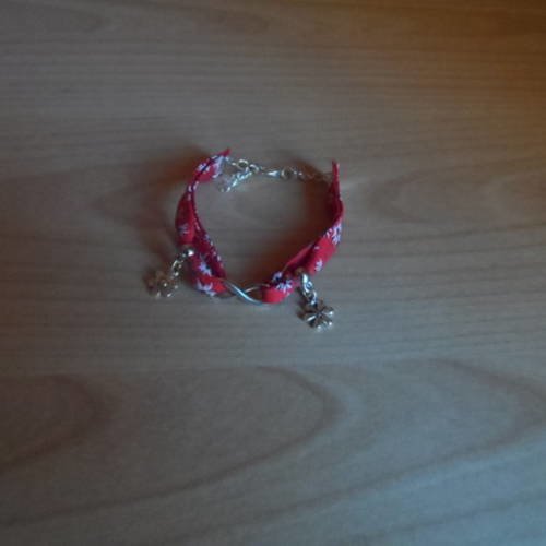 N°81 bracelet  en tissu coton fond  rouge à fleurs   et breloques fleurs n°11
