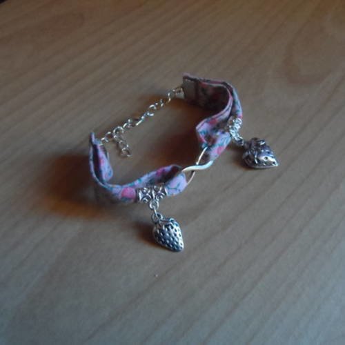 N°81 bracelet  en tissu coton fond  rose à motifs fraises  et breloques fraises n°10